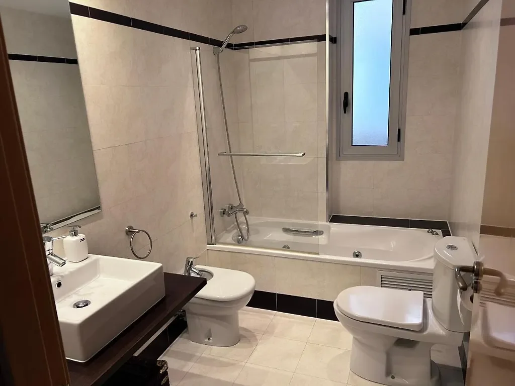Baño con bañera y bidé