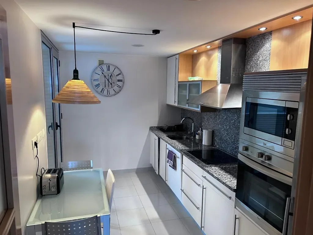 Cocina con microondas y reloj