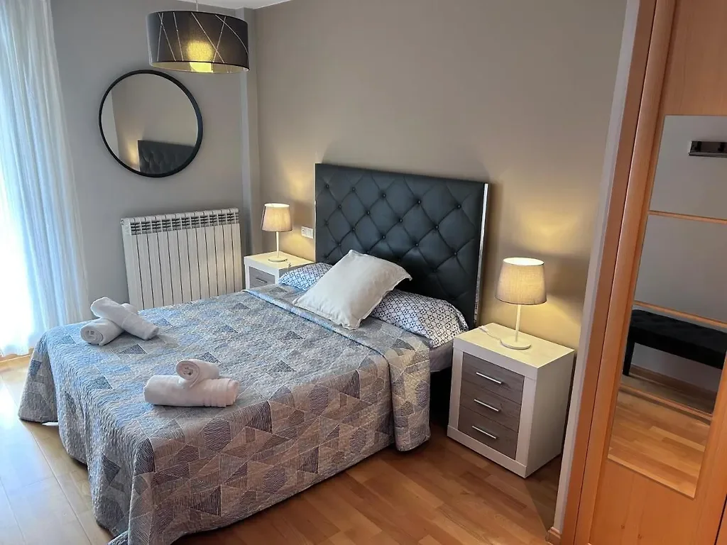Segundo dormitorio con toallas